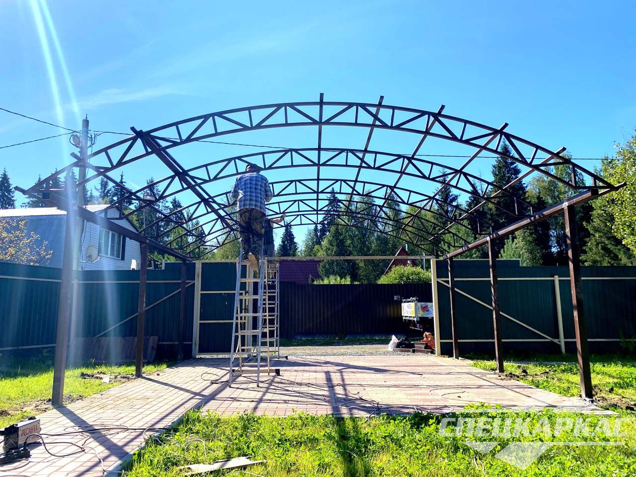 Навес для автомобиля из поликарбоната Навес для автомобиля из поликарбоната